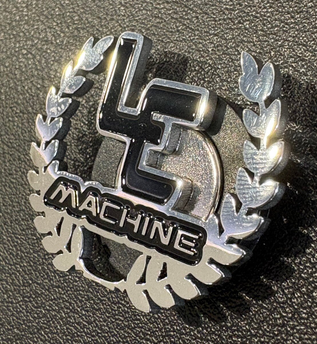 立大建機 LOGO 磁吸西裝胸章 - 立大建機周邊商品